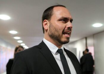 Carlos Bolsonaro recebeu R$ 91 mil em depósitos sem origem, aponta Ministério Público