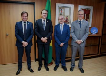 Audiência em Brasília: Cícero Lucena encontra o ministro da Educação e faz requerimento para construção de mais escolas em João Pessoa