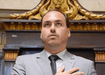 Carlos e ex-mulher de Bolsonaro receberam R$ 477 mil em depósitos em dinheiro sem origem identificada