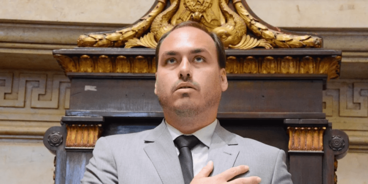 Carlos e ex-mulher de Bolsonaro receberam R$ 477 mil em depósitos em dinheiro sem origem identificada