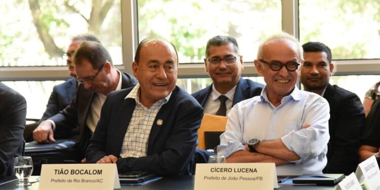 No Rio de Janeiro: Cícero Lucena debate financiamento do transporte público em encontro da FNPNo Rio de Janeiro: