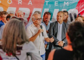 Prefeito entrega pavimentação de mais seis ruas no bairro Colinas do Sul