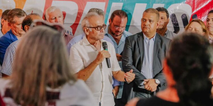 Prefeito entrega pavimentação de mais seis ruas no bairro Colinas do Sul