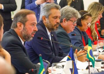 Ministro anuncia R$ 56 bilhões para plano de investimentos em transmissão de energia renováveis