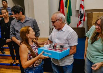 Prefeito entrega 200 kits com Chromebooks para novos professores da Rede Municipal