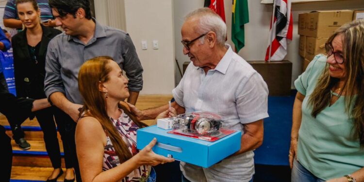 Prefeito entrega 200 kits com Chromebooks para novos professores da Rede Municipal