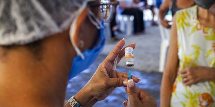 Covid-19 não acabou e vacinação segue fundamental, alerta ministra