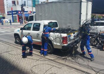 Operação retira quase 30 toneladas de fios e cabos irregulares em postes na Paraíba