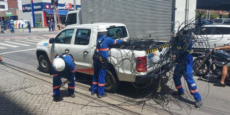 Operação retira quase 30 toneladas de fios e cabos irregulares em postes na Paraíba