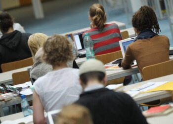 Alunos de medicina do Fies cogitam largar curso por causa de teto do financiamento e alta de mensalidades