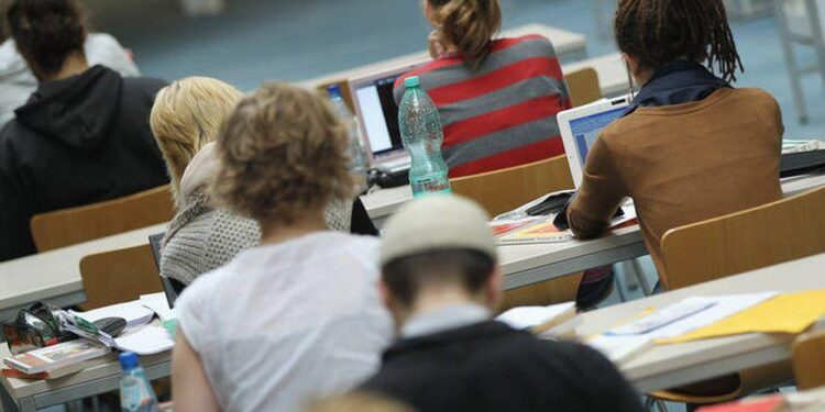 Alunos de medicina do Fies cogitam largar curso por causa de teto do financiamento e alta de mensalidades