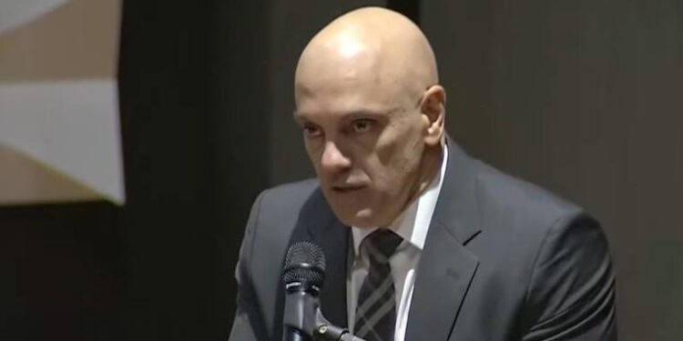 Moraes determina apreensão de passaporte e armas de Bolsonaro