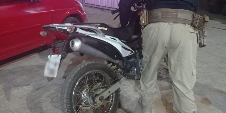 PRF prende dois foragidos da Justiça e recupera dois veículos com registro de roubo/furto