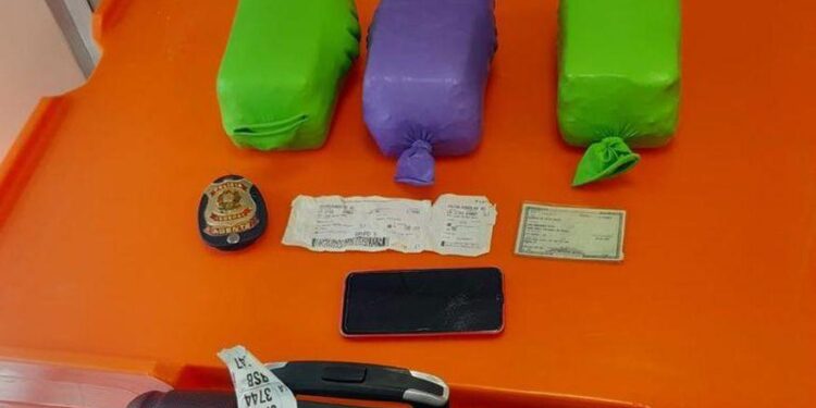 Polícia Federal encontra 6,5 kg de pasta base de cocaína escondidos em malas no Aeroporto Castro Pinto