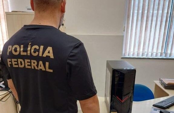 Polícia Federal prende ex-ajudante de ordens de Bolsonaro, por uso de dados falsos de vacina