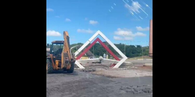 VEJA VÍDEO: estrutura de concreto desaba em praça na cidade de Santa Rita durante instalação