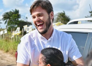 Com folha inchada e salários atrasados, Bruno Cunha Lima exonera comissionados e secretários