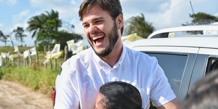 Com folha inchada e salários atrasados, Bruno Cunha Lima exonera comissionados e secretários