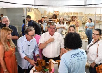 João Azevêdo e presidente nacional do Sebrae visitam 39º Salão do Artesanato e celebram número de vendas