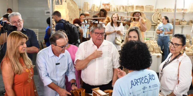 João Azevêdo e presidente nacional do Sebrae visitam 39º Salão do Artesanato e celebram número de vendas