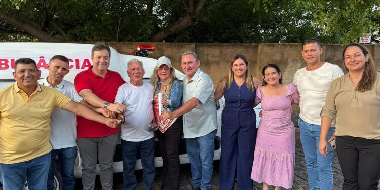 Deputado Júnior Araújo entrega ambulância no último dia de mandato de Zé Aldemir em Cajazeiras
